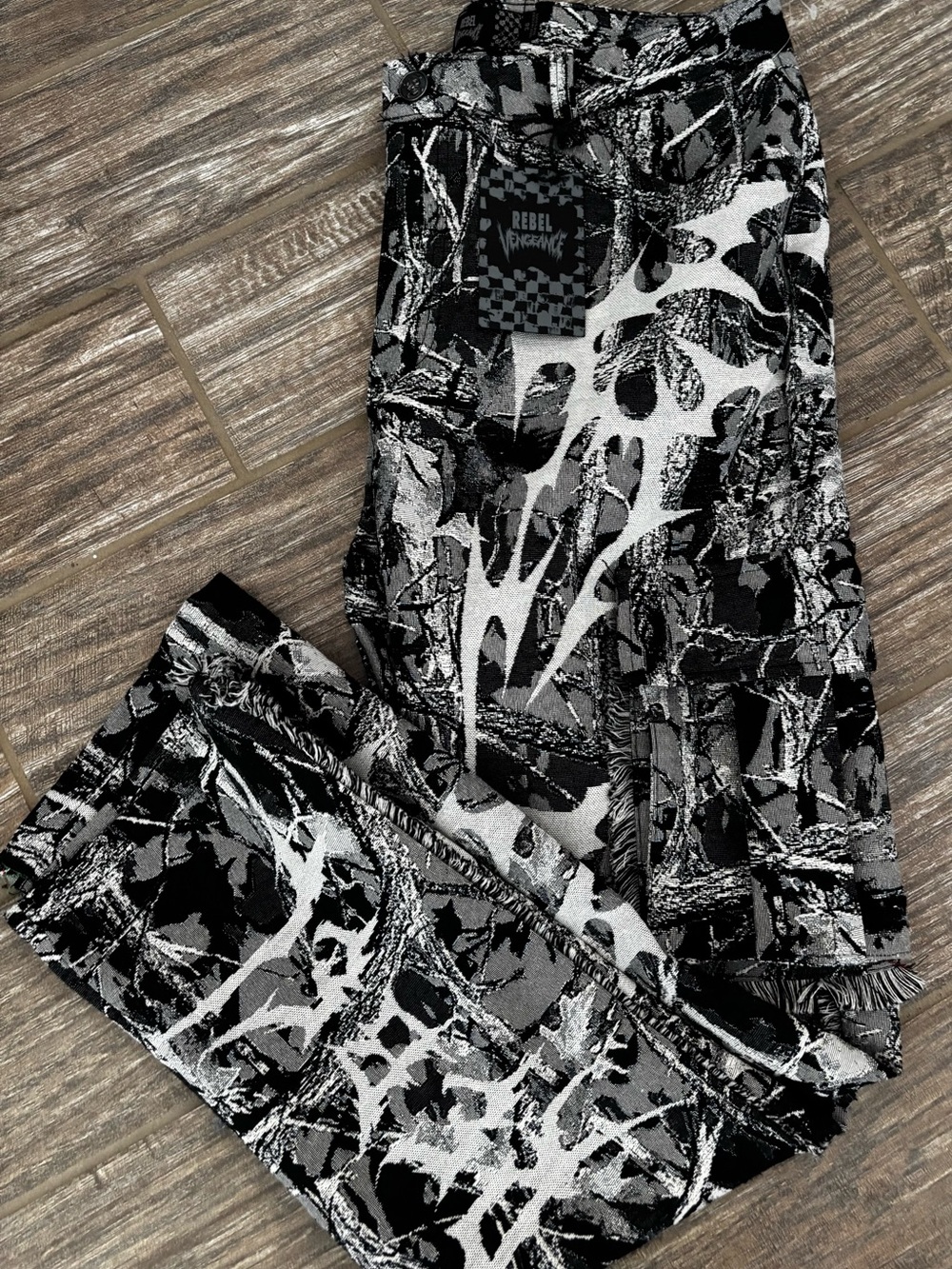 Rebel Vengeance Black & White Abstract Print Cargo Pants size 36 nwt - Picture 2 of 6